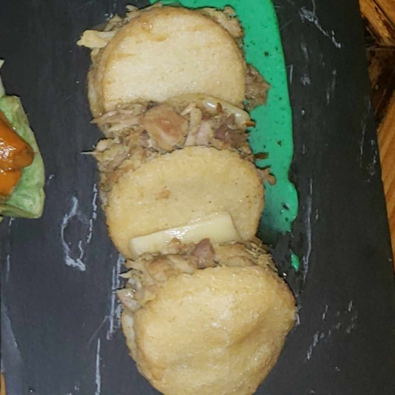 Arepitas de Puled Pork con Papas cheddar