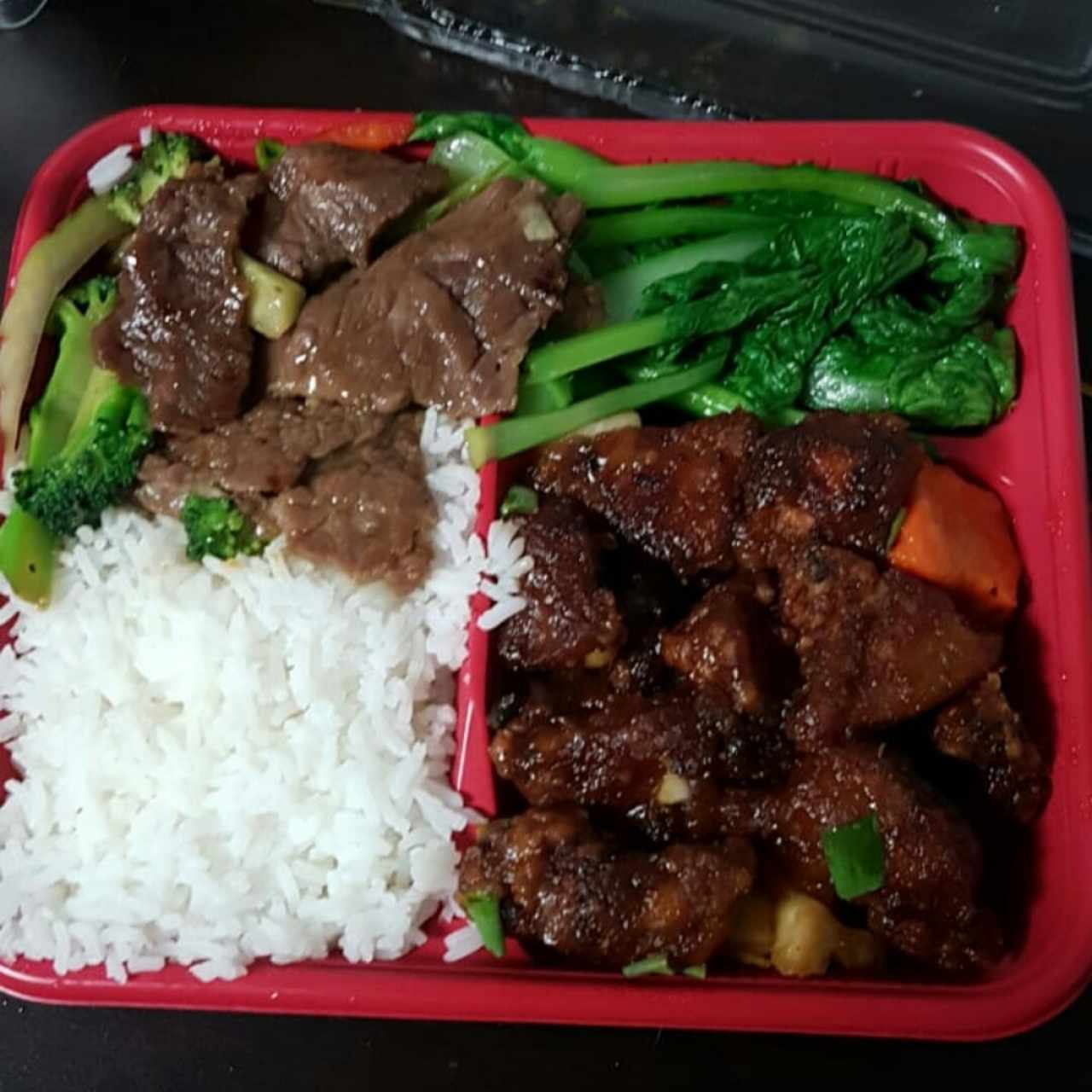 Carne con brócoli, puerco agridulce, hoja de mostaza y arroz blanco.
