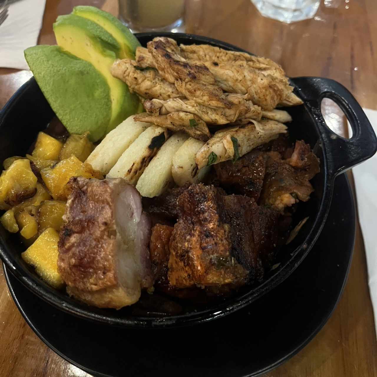 Cazuela de Frijoles con Chicharron y Pollo