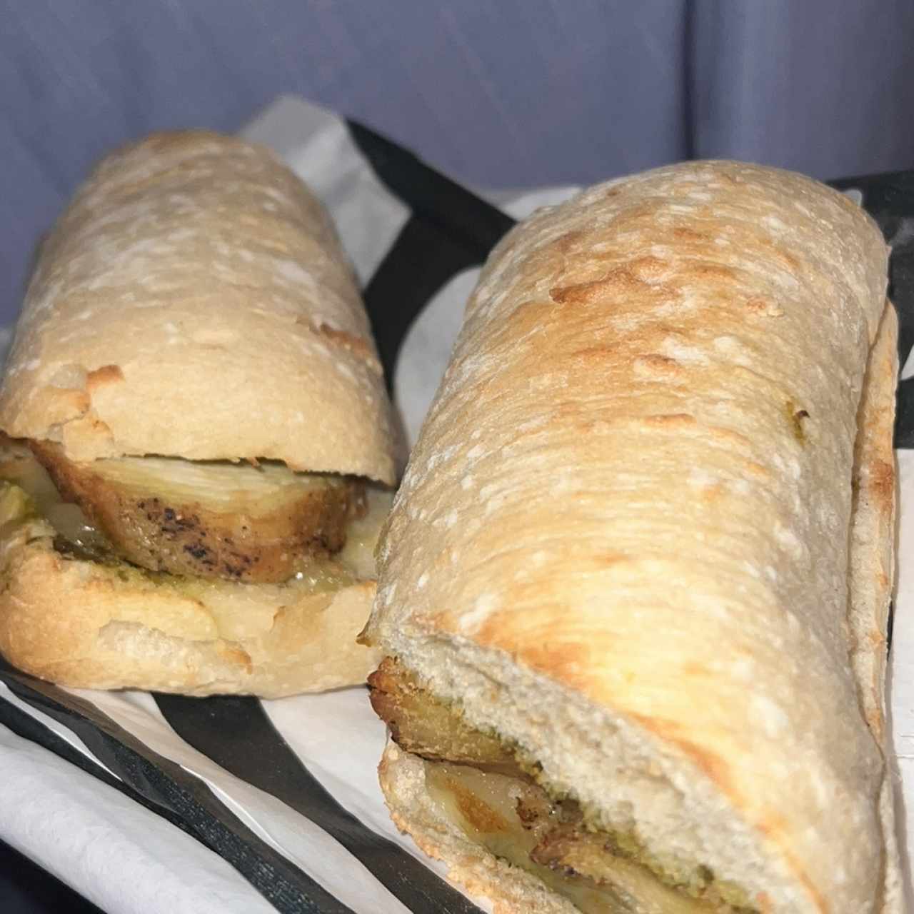 Sandwich de pollo en salsa pesto
