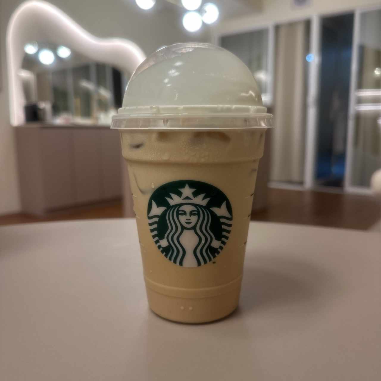 Ice latte cafe descafeinado con leche de avena y crema batida