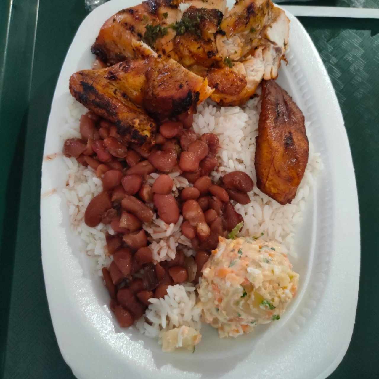 Comida con pollo asado 