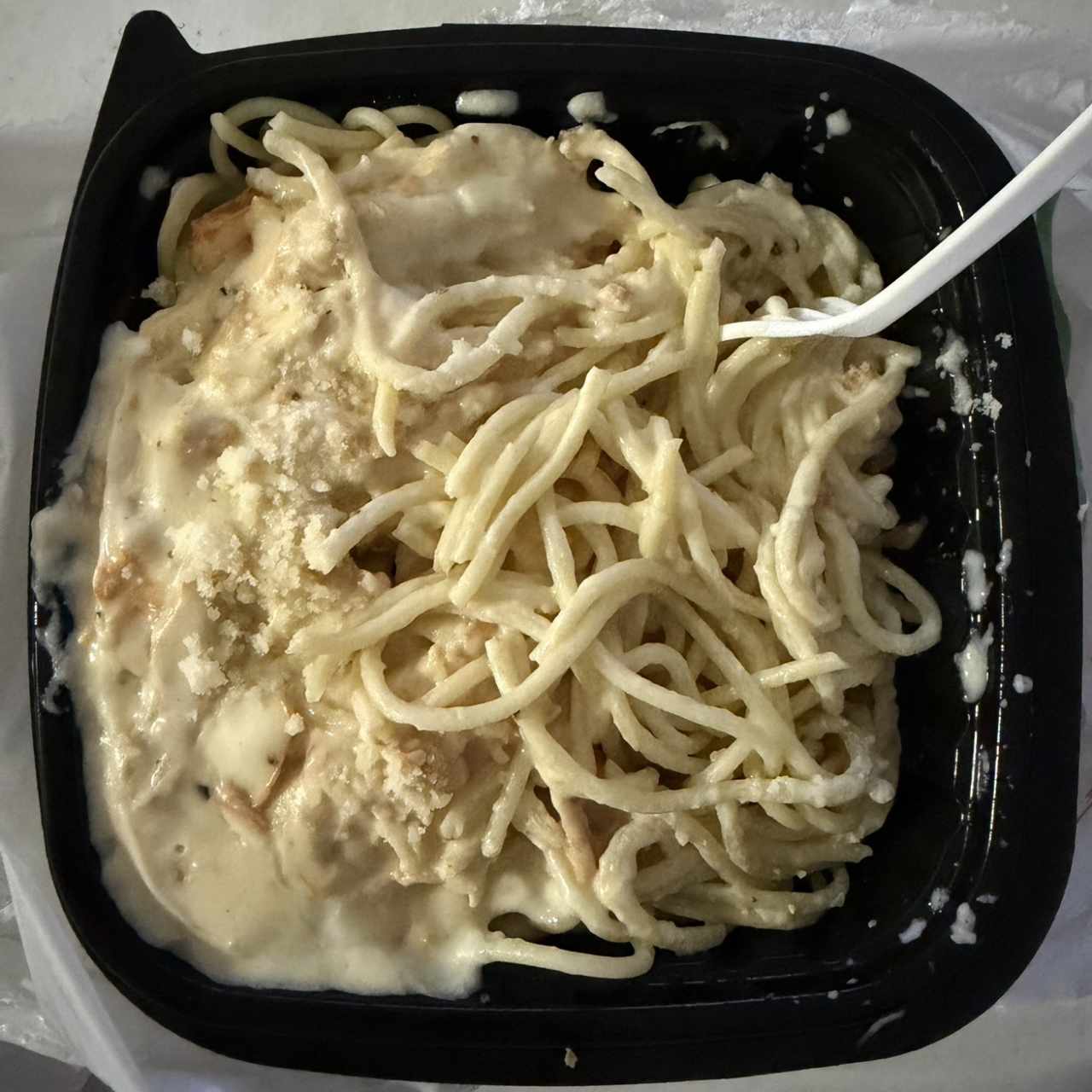 Spaghetti con pollo desmenuzado