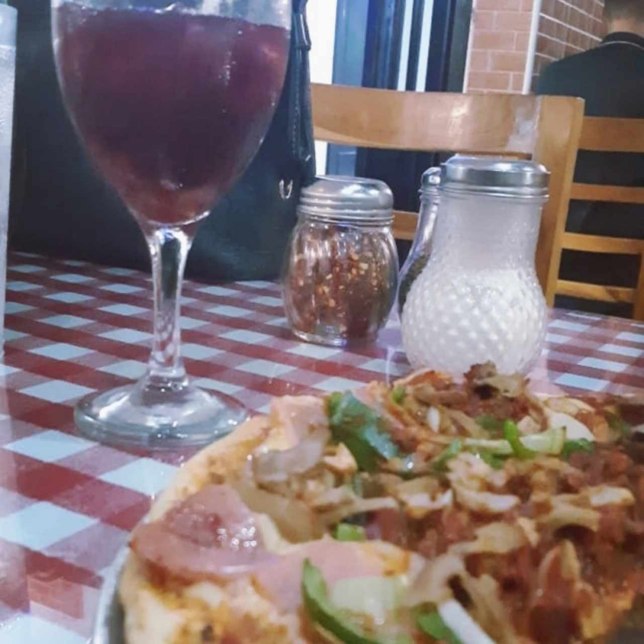 Pizza Don Giorgios y Sangría