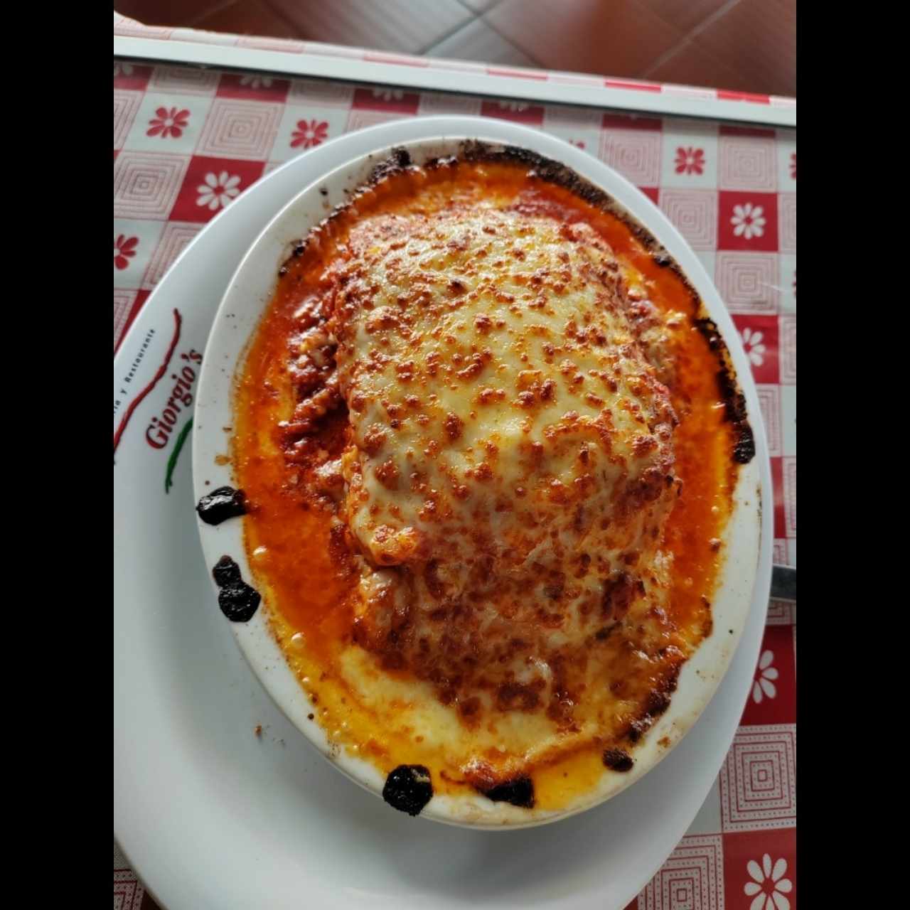 Lasagna con carne gratinada con salsa