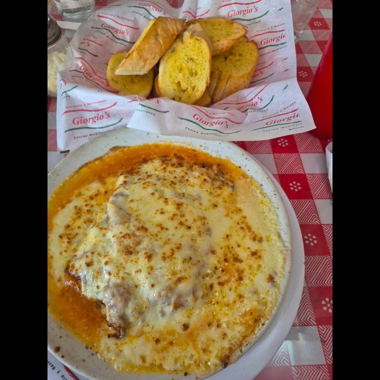 Lasagna de pollo gratinada con salsa