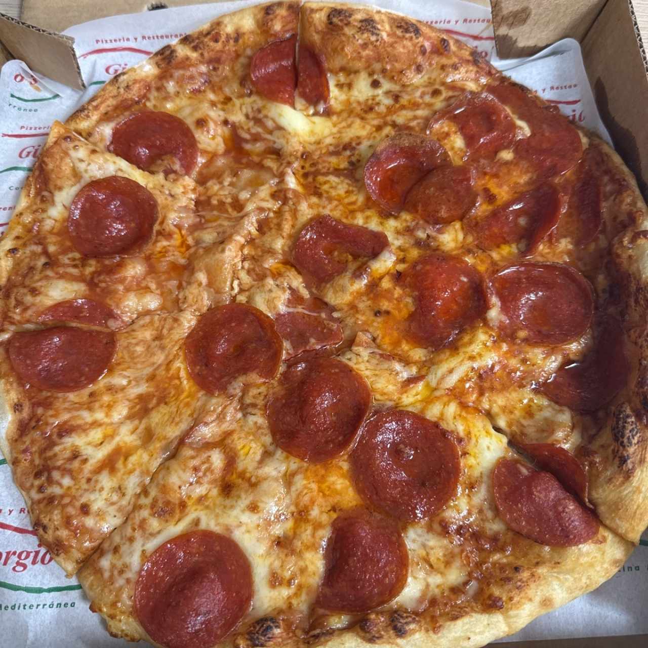 Pizza con pepperoni mediana