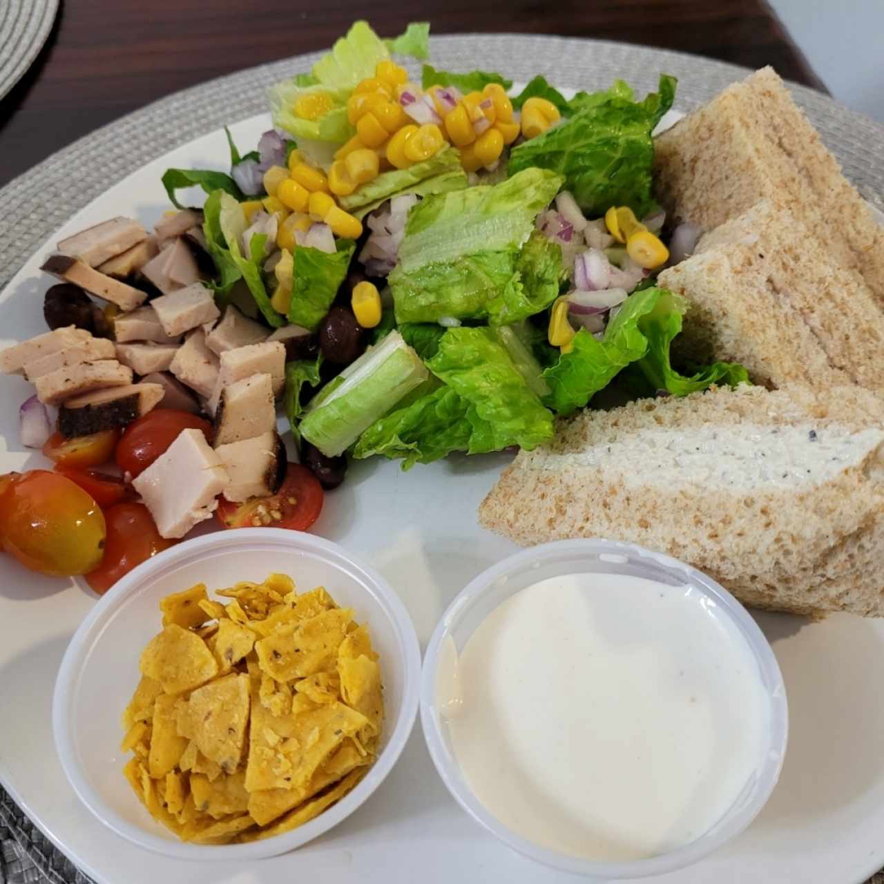 tex-mex salad acompañados de sandwichitos combinacion