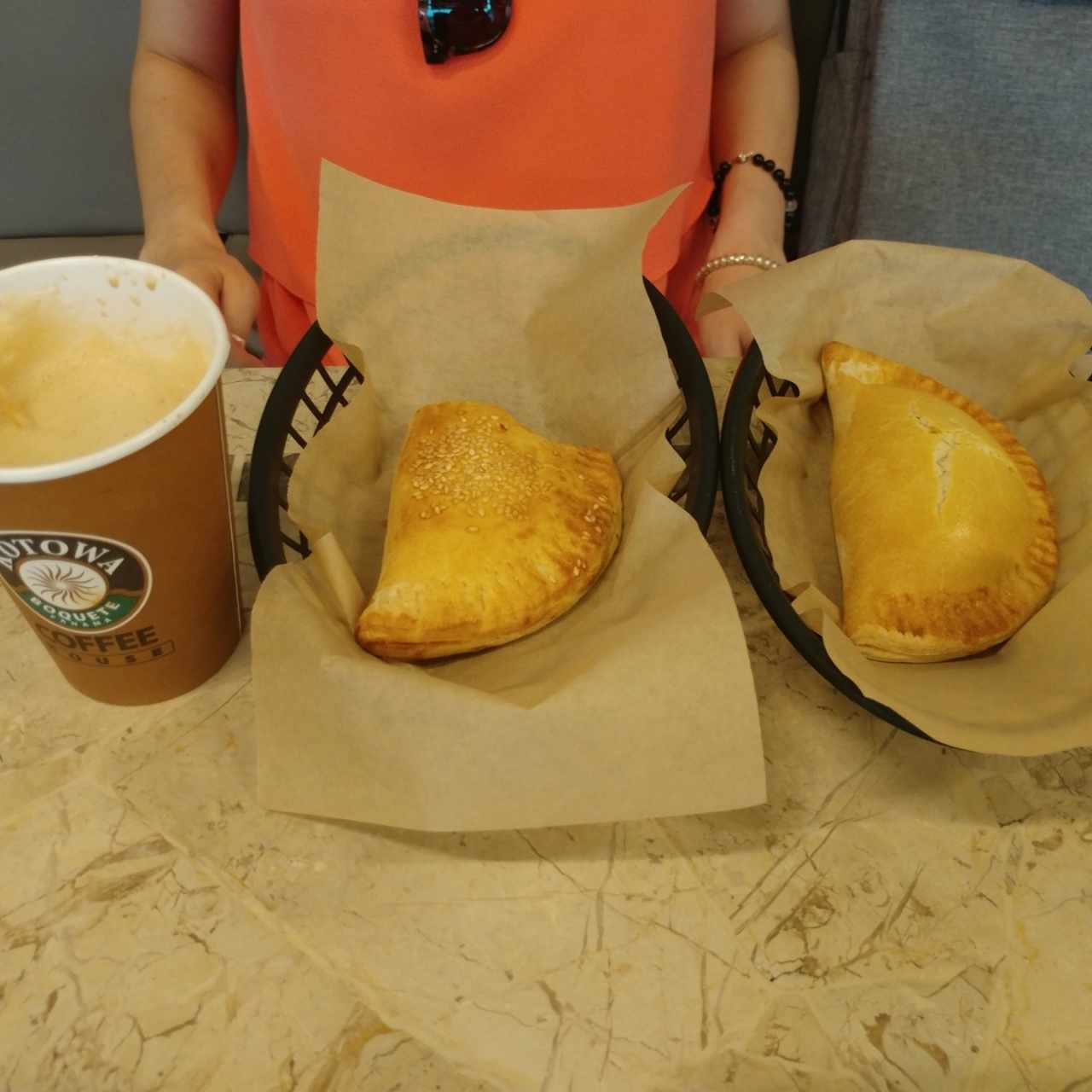 empanadas pollo. carne y cafe latte