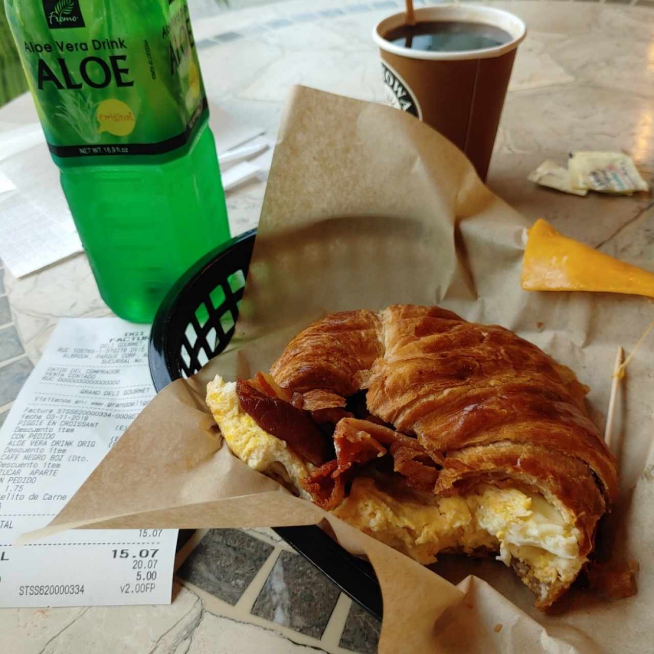 croissant con omelet y tocino y queso