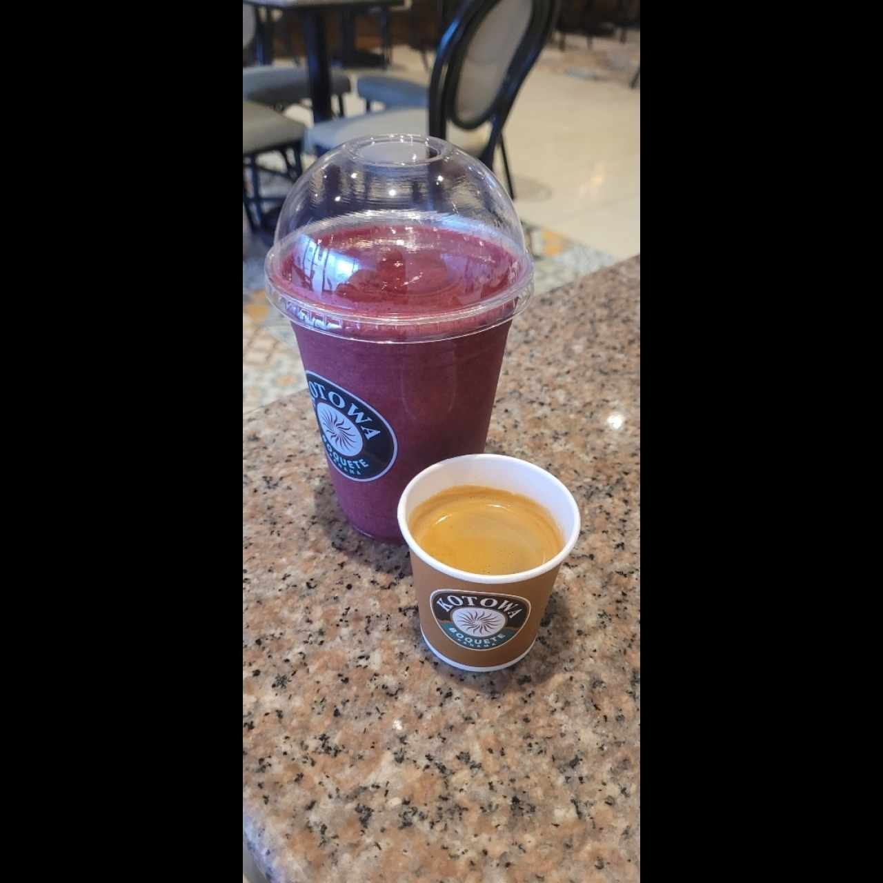 café expresó doble y licuado frutos rojos 