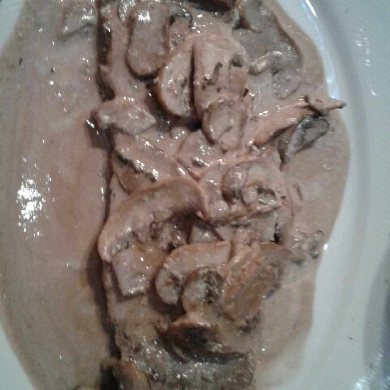 carnes de res en salsa de Vino con champiniones 