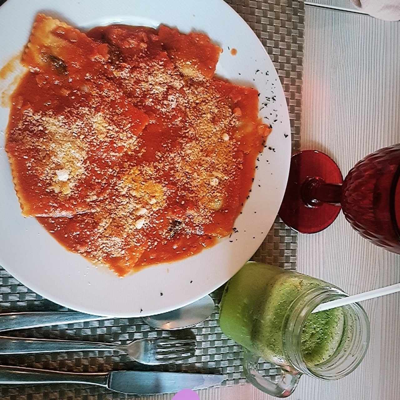 ravioli relleno de tomates secos y queso de cabra con salsa amatriciana