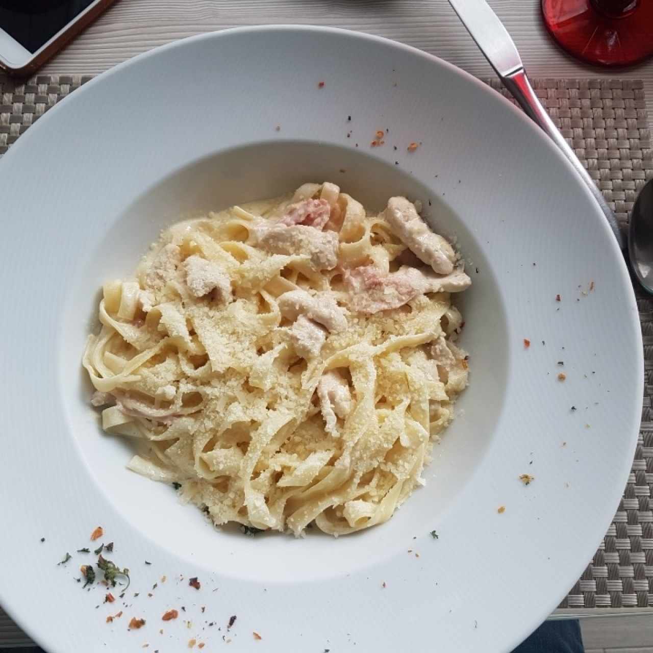 Fettuccini de pollo en salsa alfredo