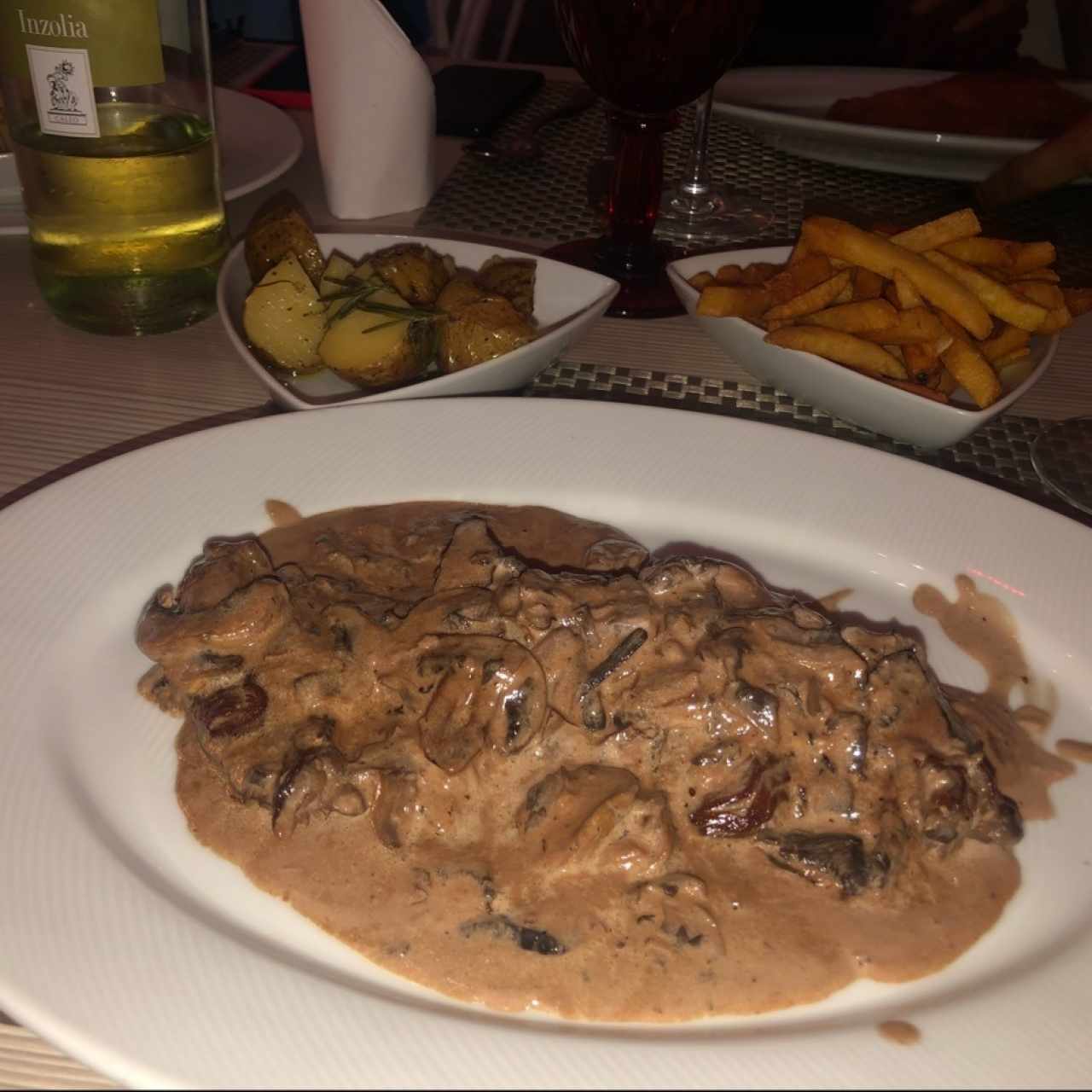 filete de res con champiñones al vino rosso y papas al romero 