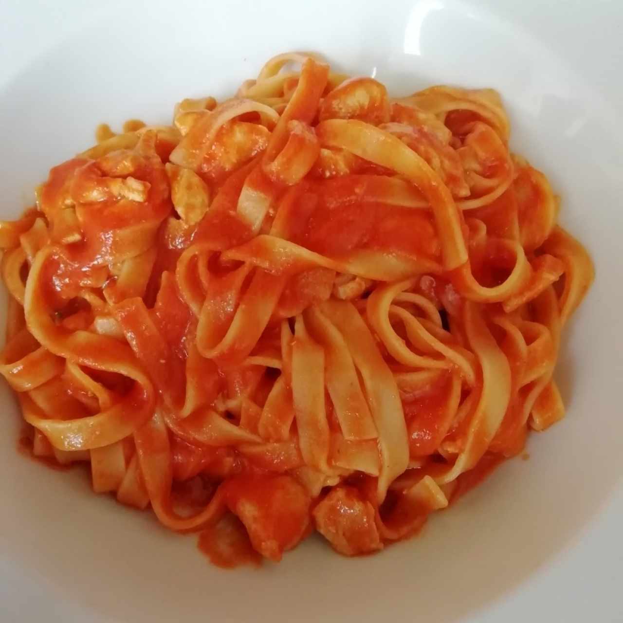 fetuccini en salsa pomodoro con pollo