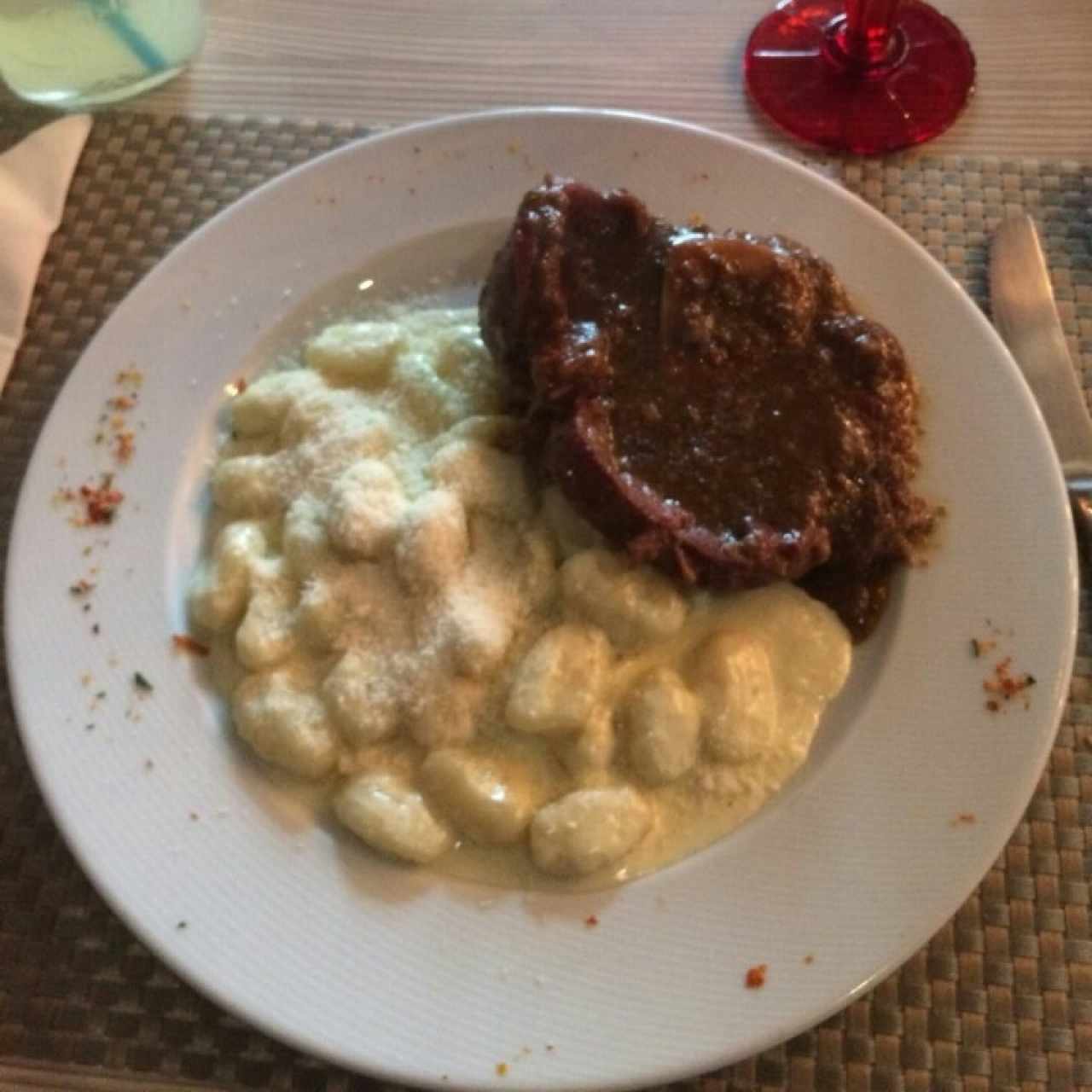 Ossobuco con Ñoquis de salsa 4 quesos