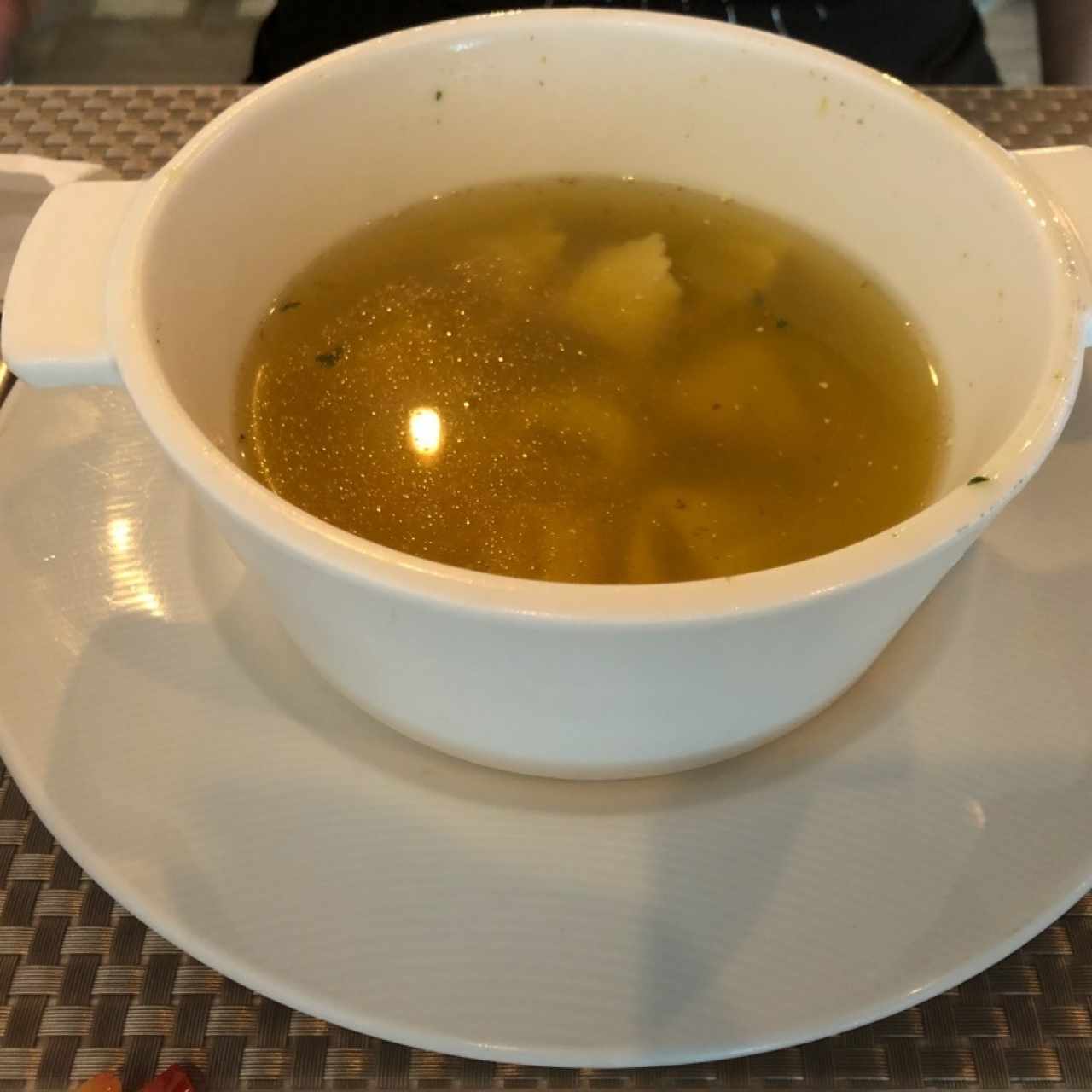 Consome de Pollo con Tortelinni