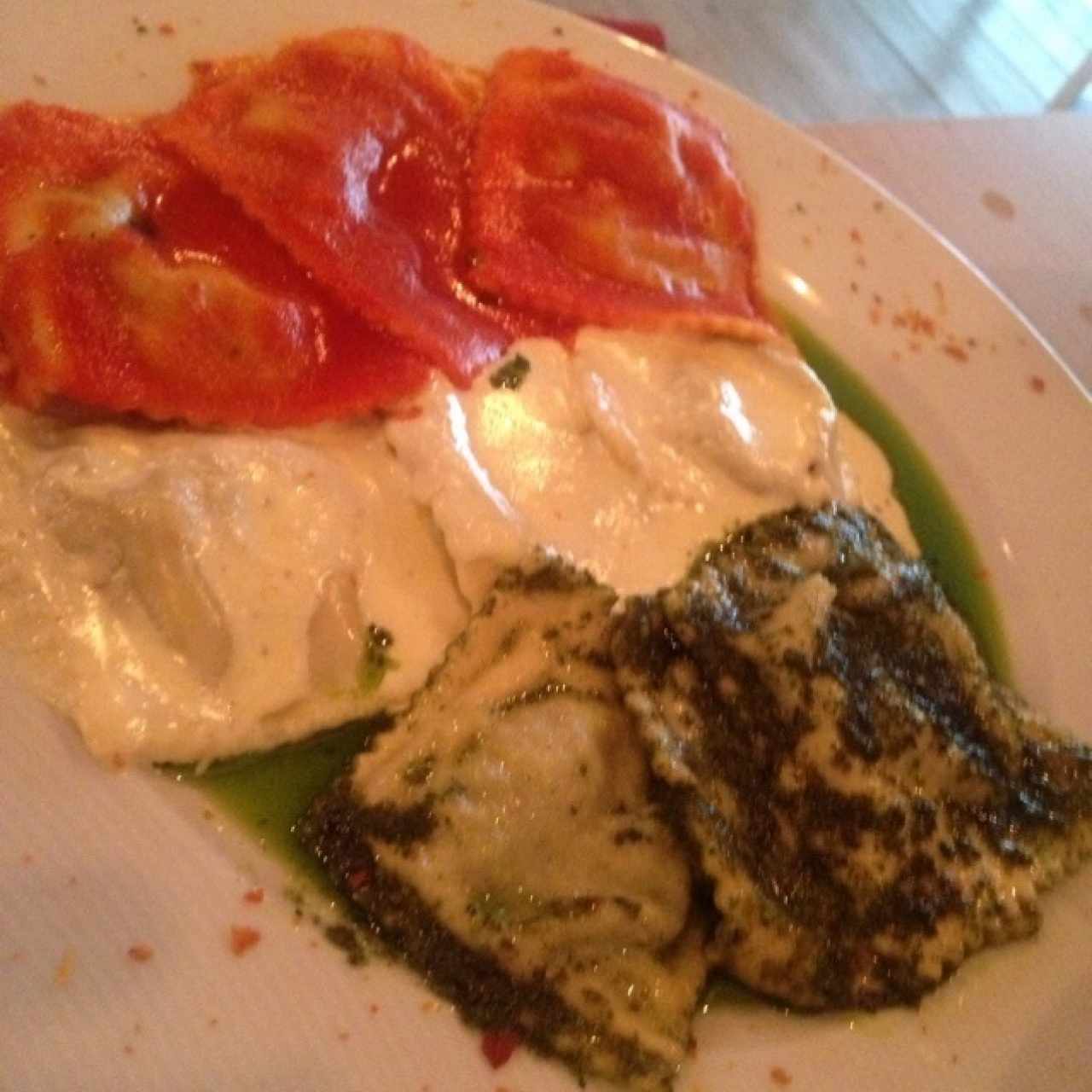 trío de raviolis
