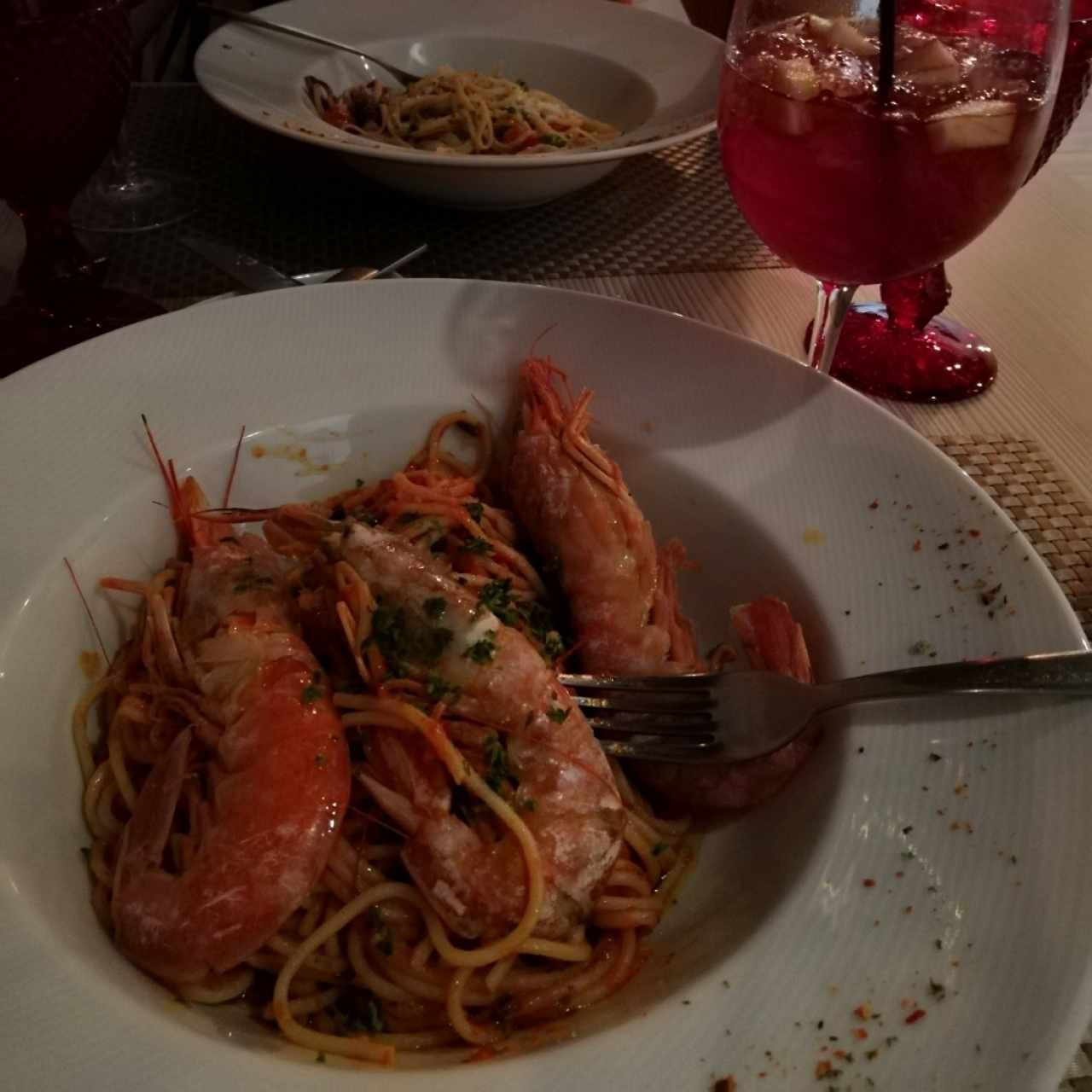 fetucinni con langostinos y tomate cherry