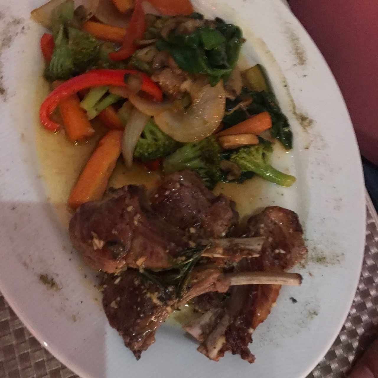 Cordero con vegetales salteados