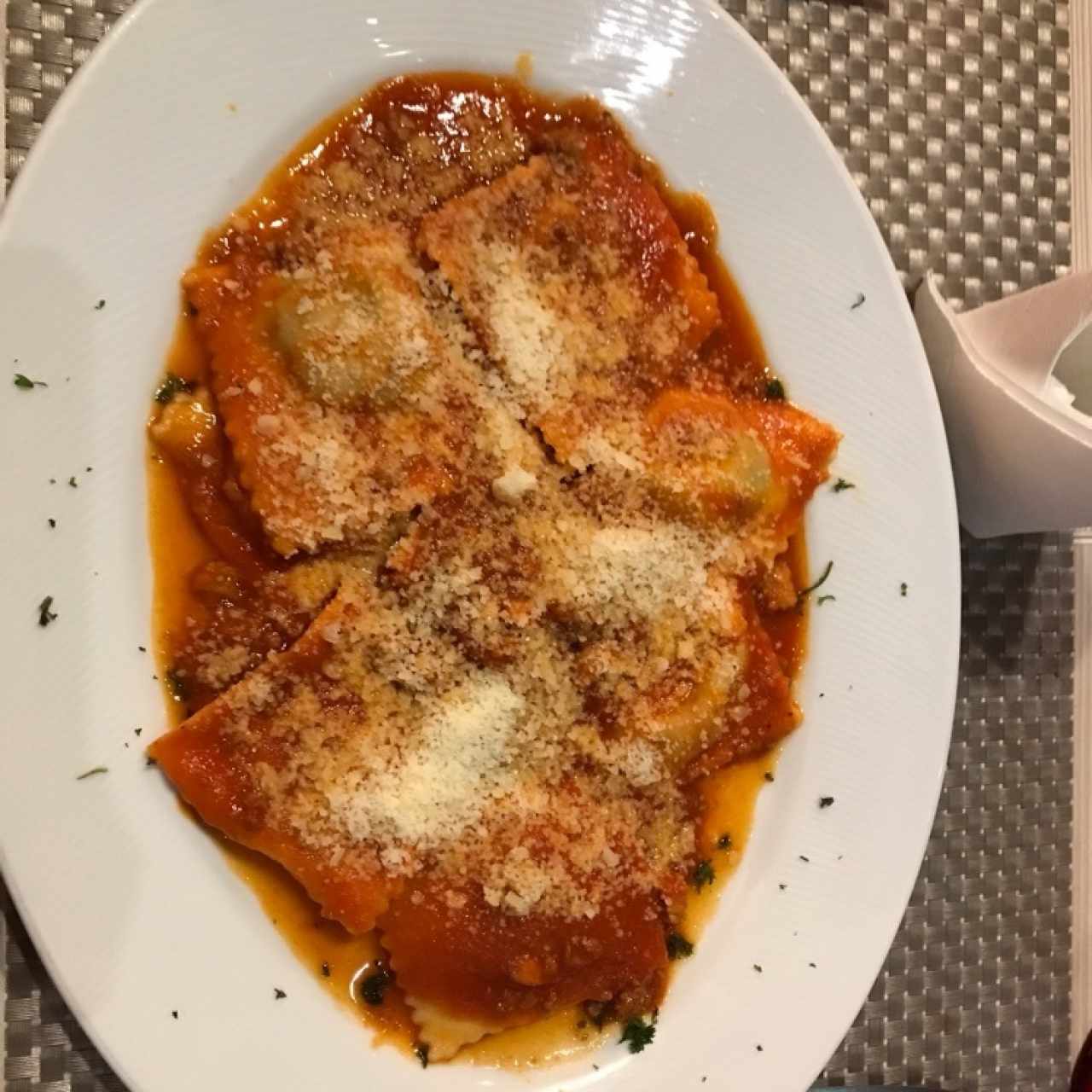 ravioli rellenos de carne a la bolognesa