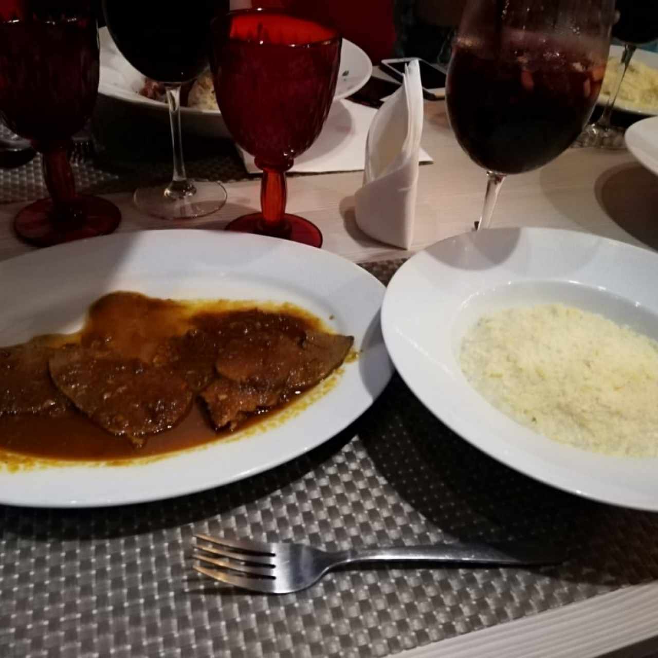 lomito acompañado de pasta larga con salsa alfredo