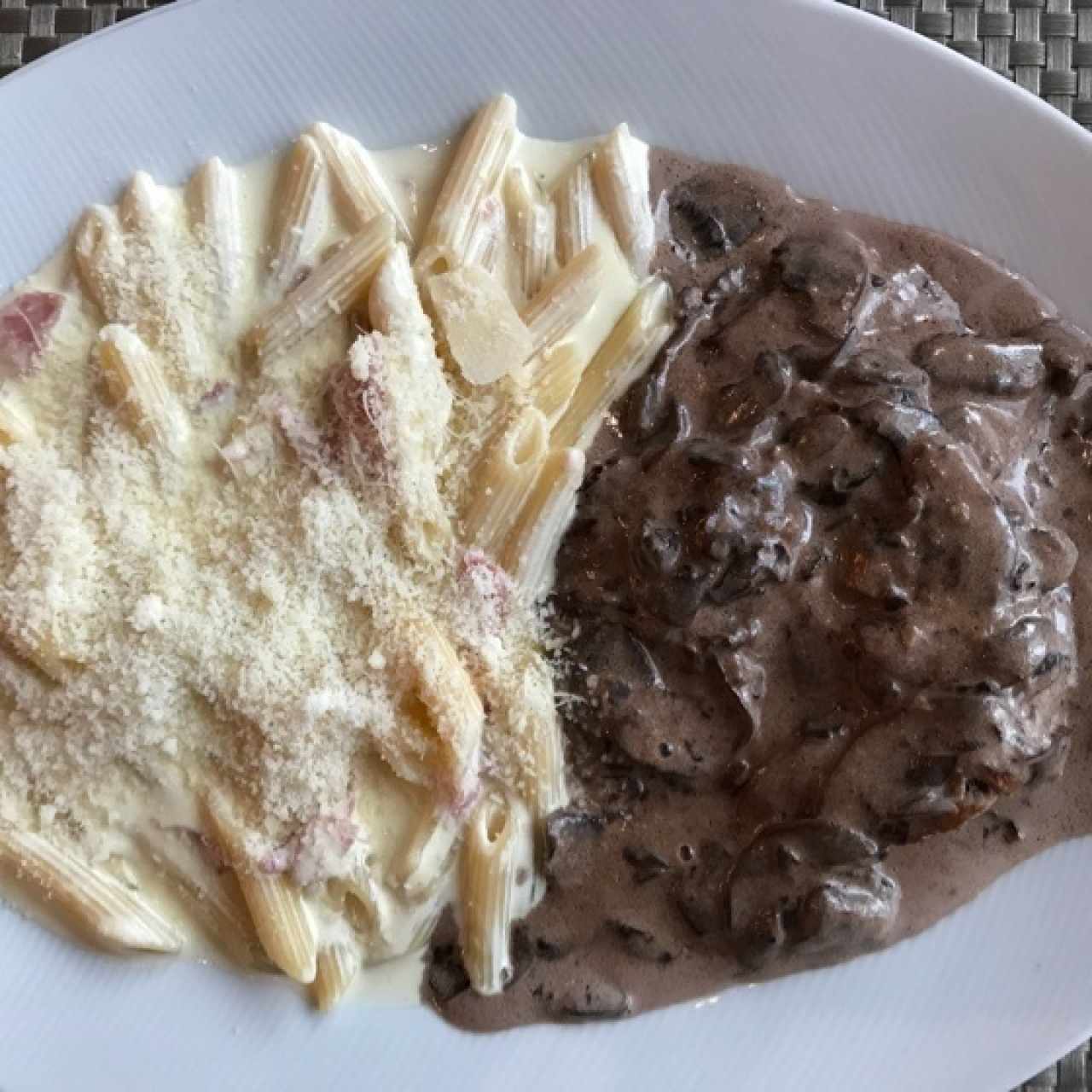 Scalopina al vino c/ champiñones y pasta a la crema blanca
