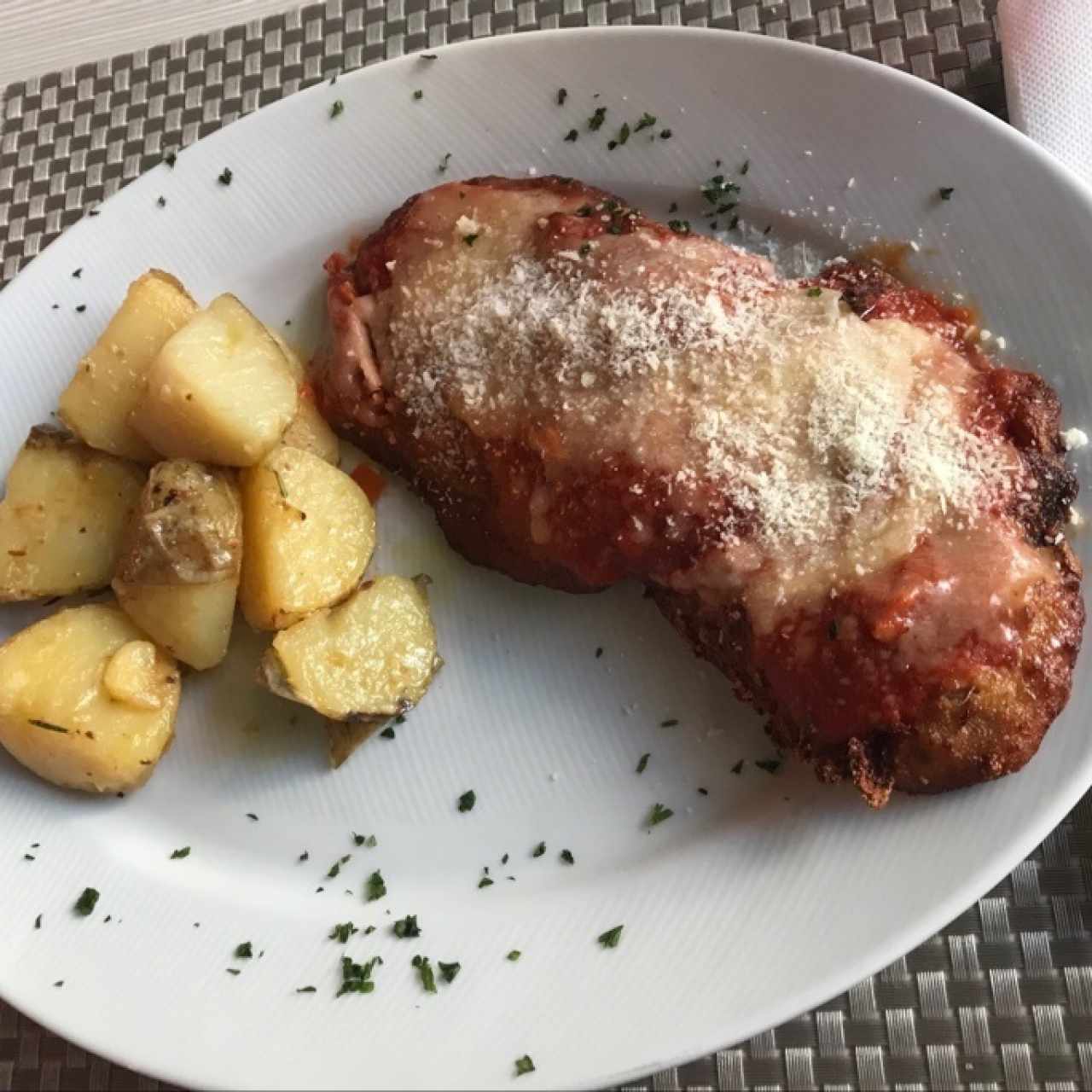 Filete de pollo pomodoro con papas al romero 