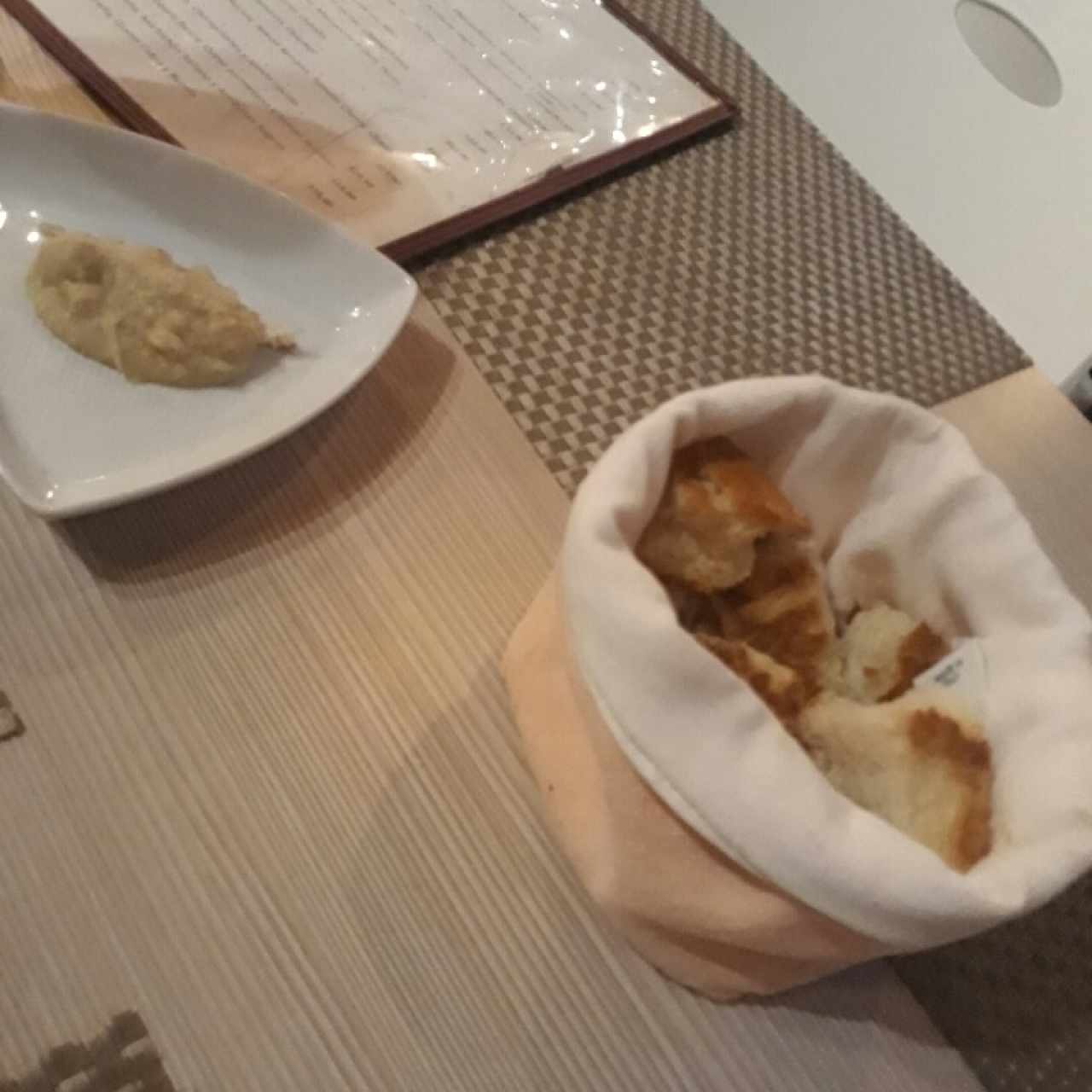 Pan tostado cortesía de la casa...