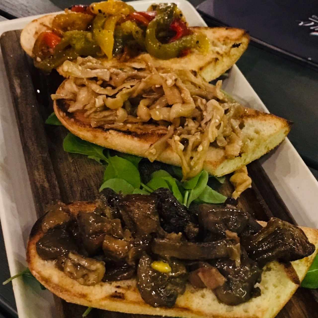 A Picar - Trio Bruschetta, está con el distintivo de recomendación del chef, sin embargo, no es un plato de entrada donde puedes probar las tres opciones y compartir, porque viene sobre trozos de pan muy grandes.