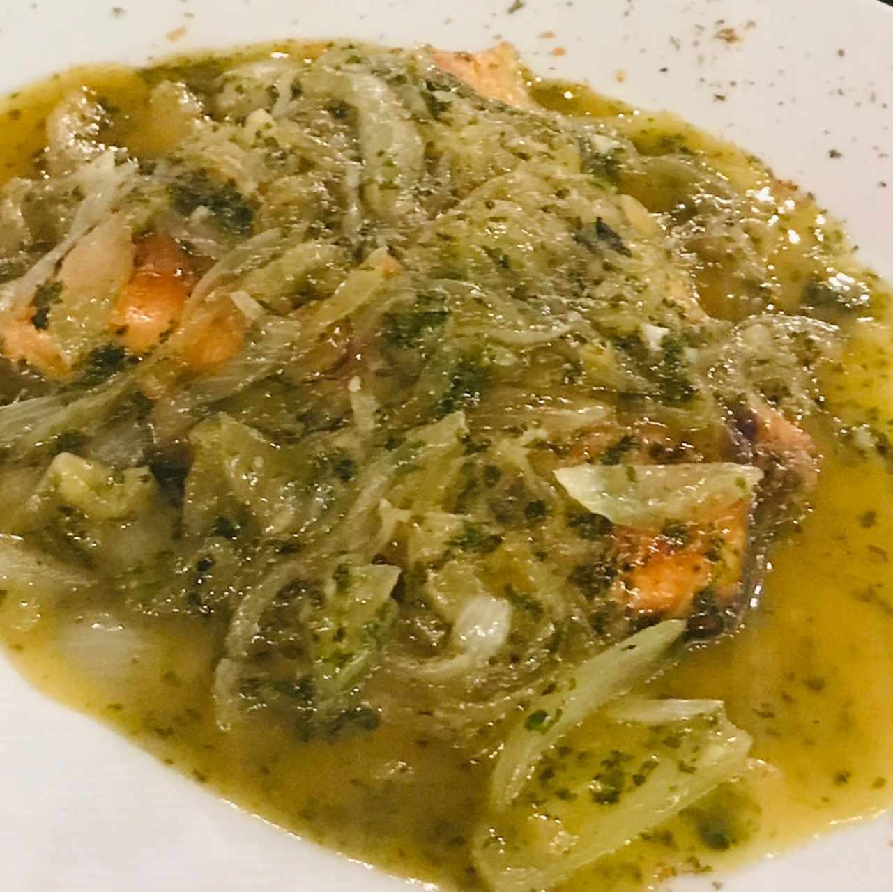 Salmon a la Genovese: su presentación no es bonita, pero su salsa a base de vino producido con uva moscatel, es muy rica. 