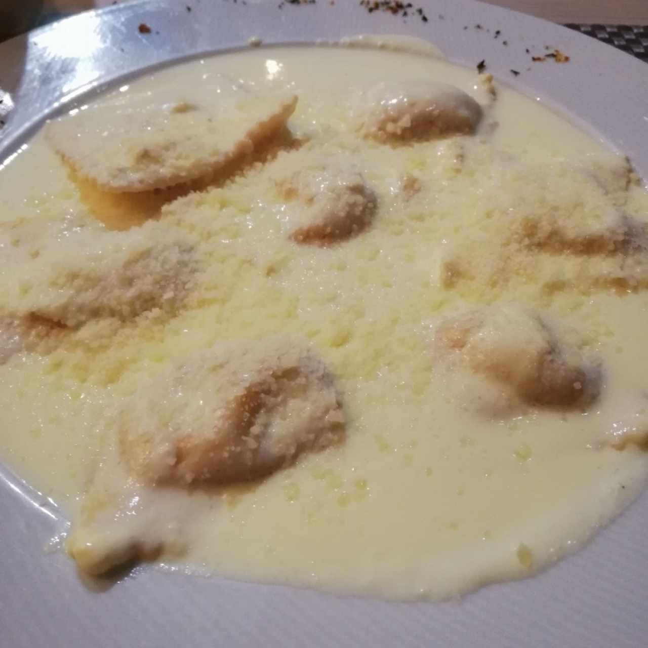 Raviolis rellenos de salmón en salsa blanca