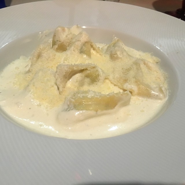 Ravioli relleno de ricotta y espinaca a la crema
