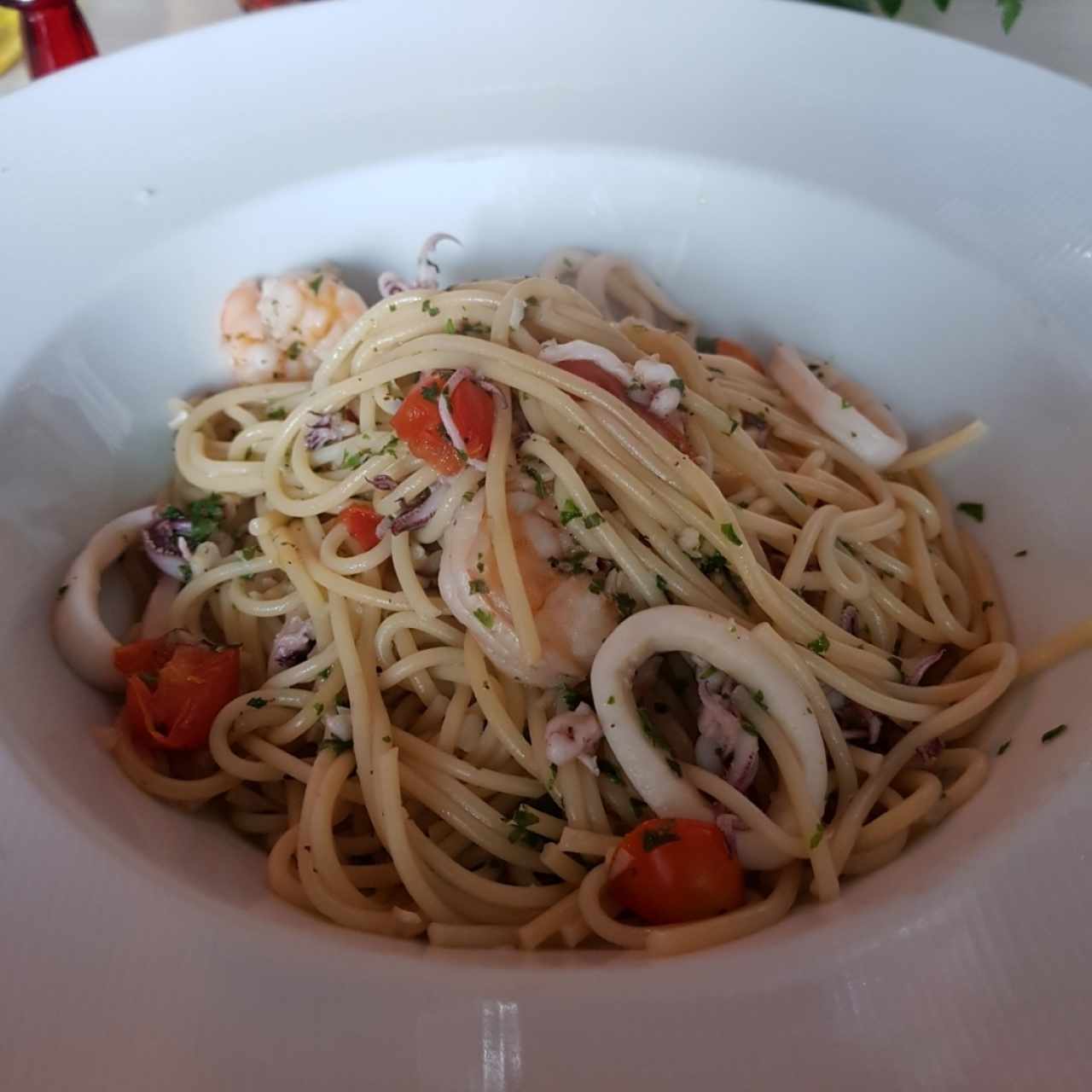 Spaghetti con salsa frutti di mare