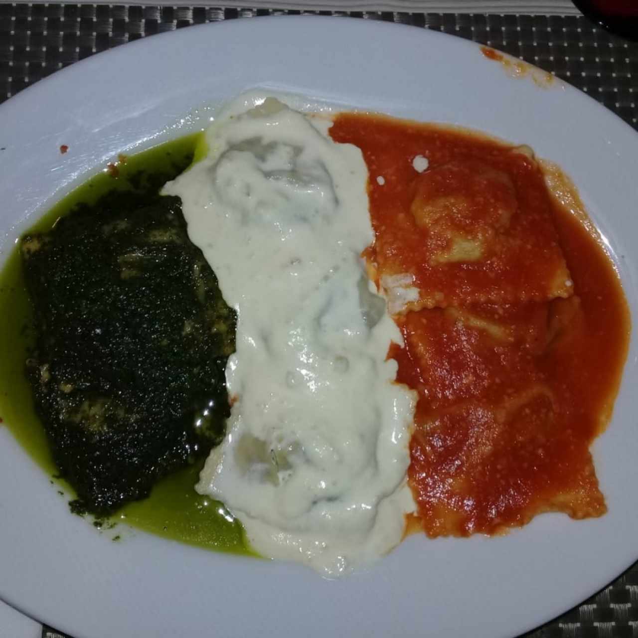Ravioles con 3 salsas