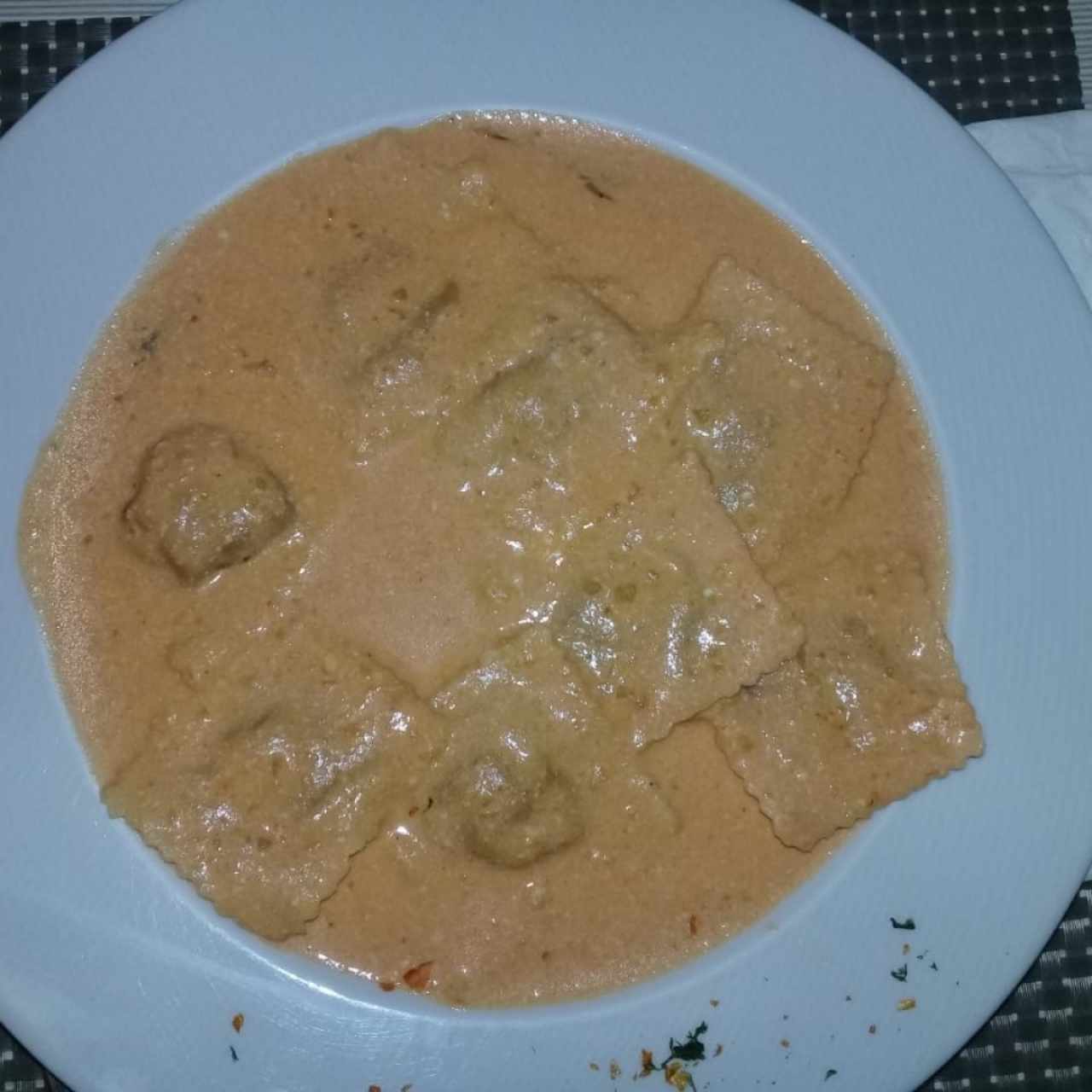 ravioles con tomate seco y queso de cabra en salsa rosada