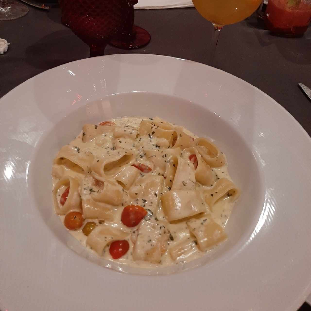 Canellone con vieiras camarón en crema blanca (especial)