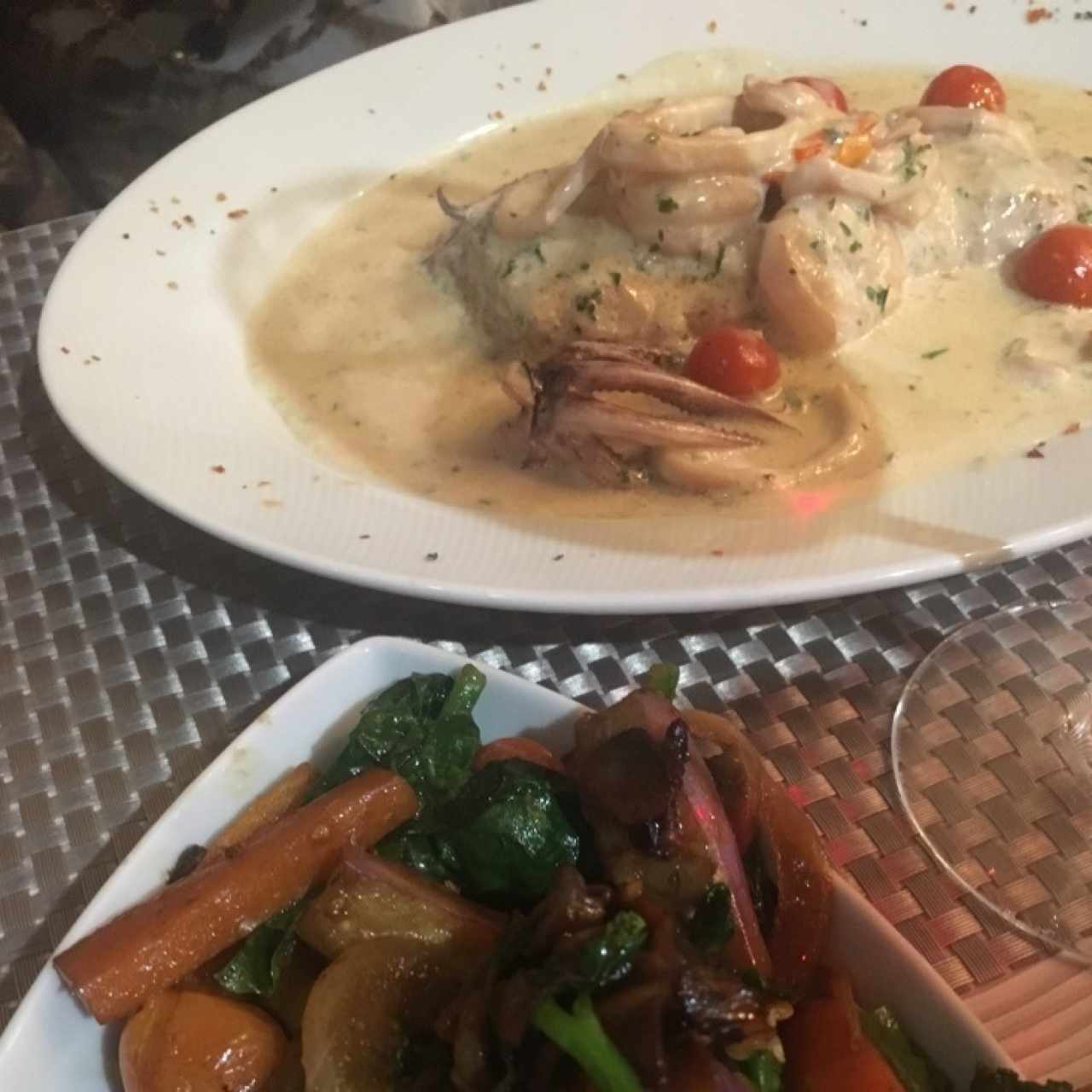 corvina con Mariscos y vegetales salteados
