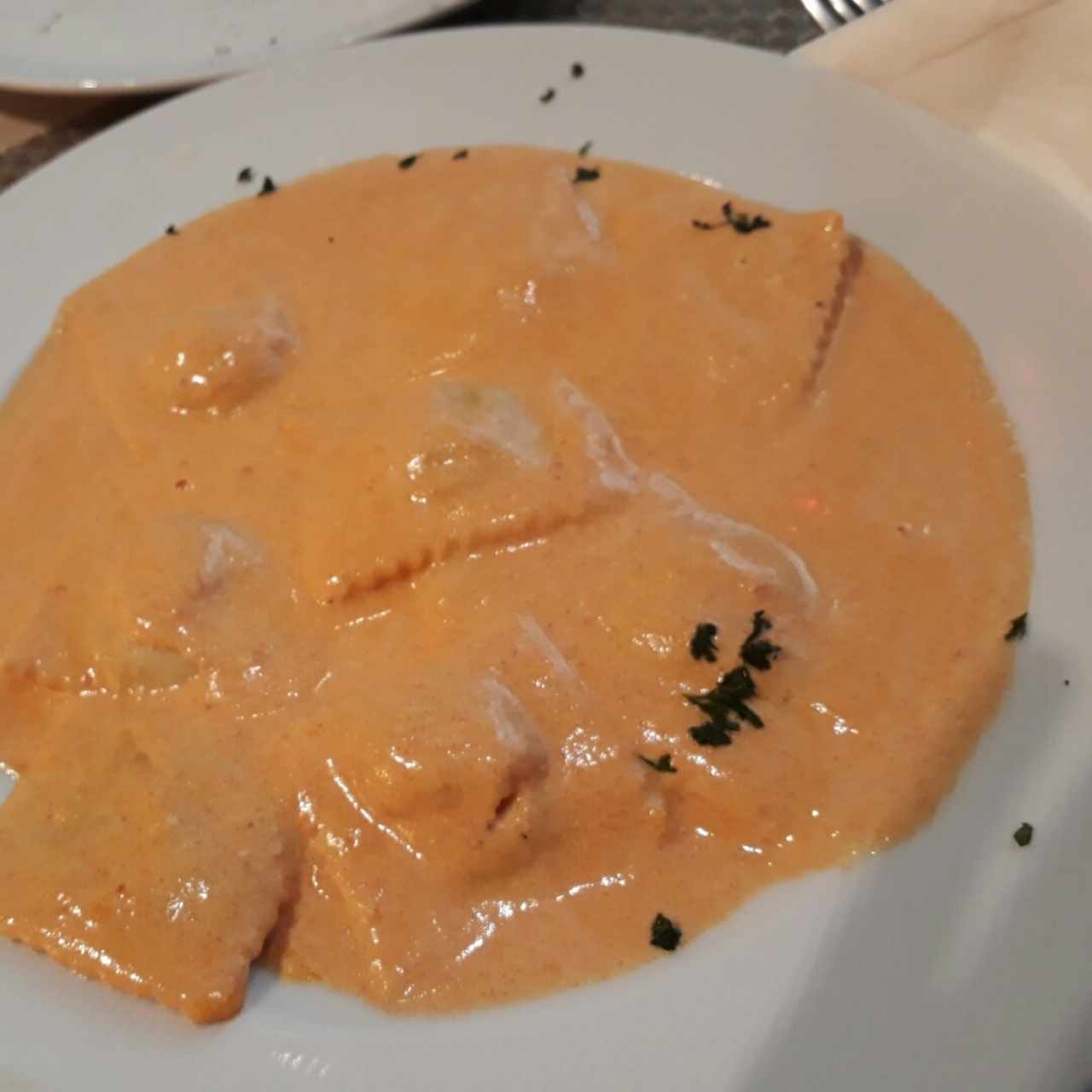 Raviolis relleno de Salmón en salsa rosada 