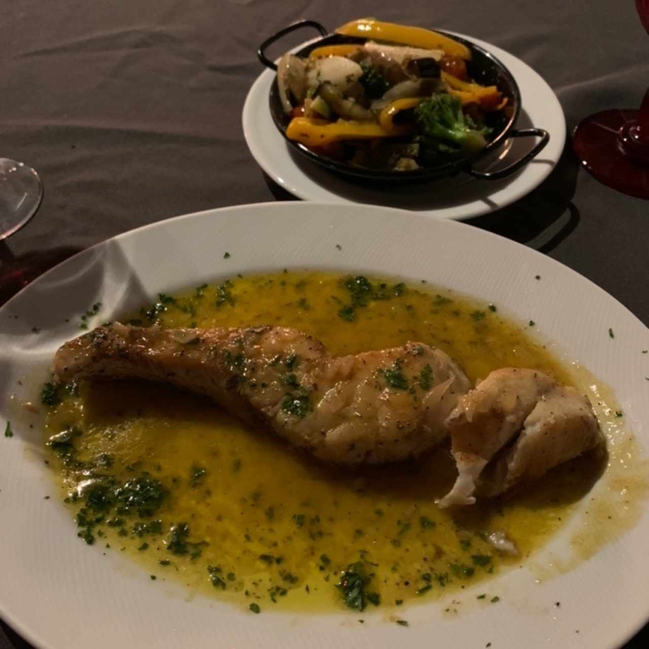 corvina Menier con Vegetales Salteados