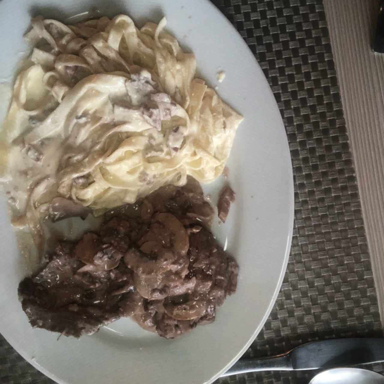 Filete de res con champiñones y pasta Alfredo