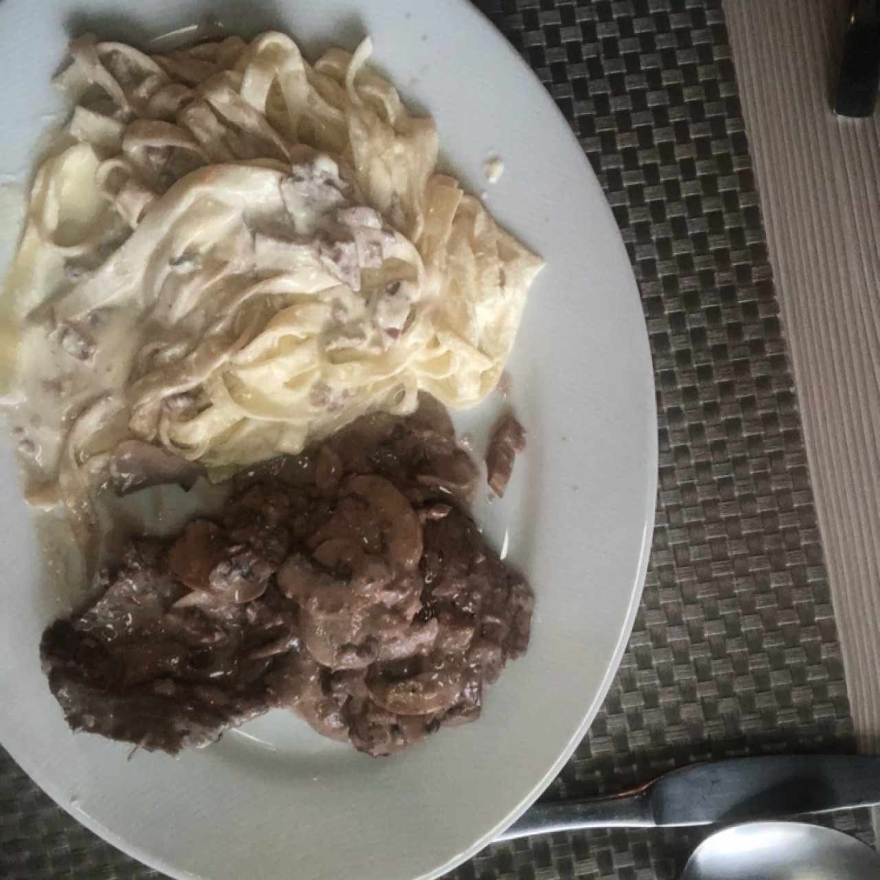 Filete de res con champiñones y pasta Alfredo