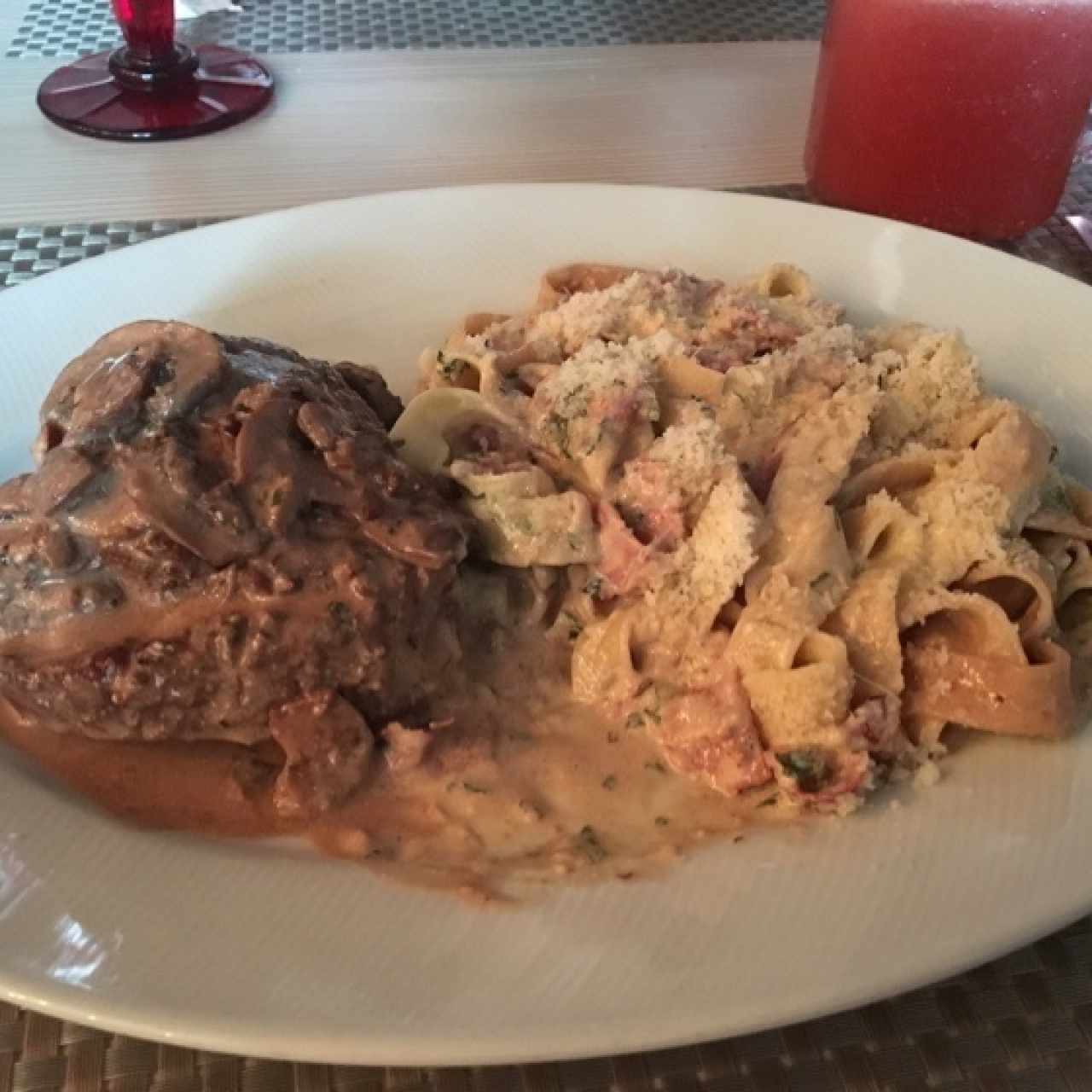 filete de res con champiñones y fetuchinni en salsa blanca