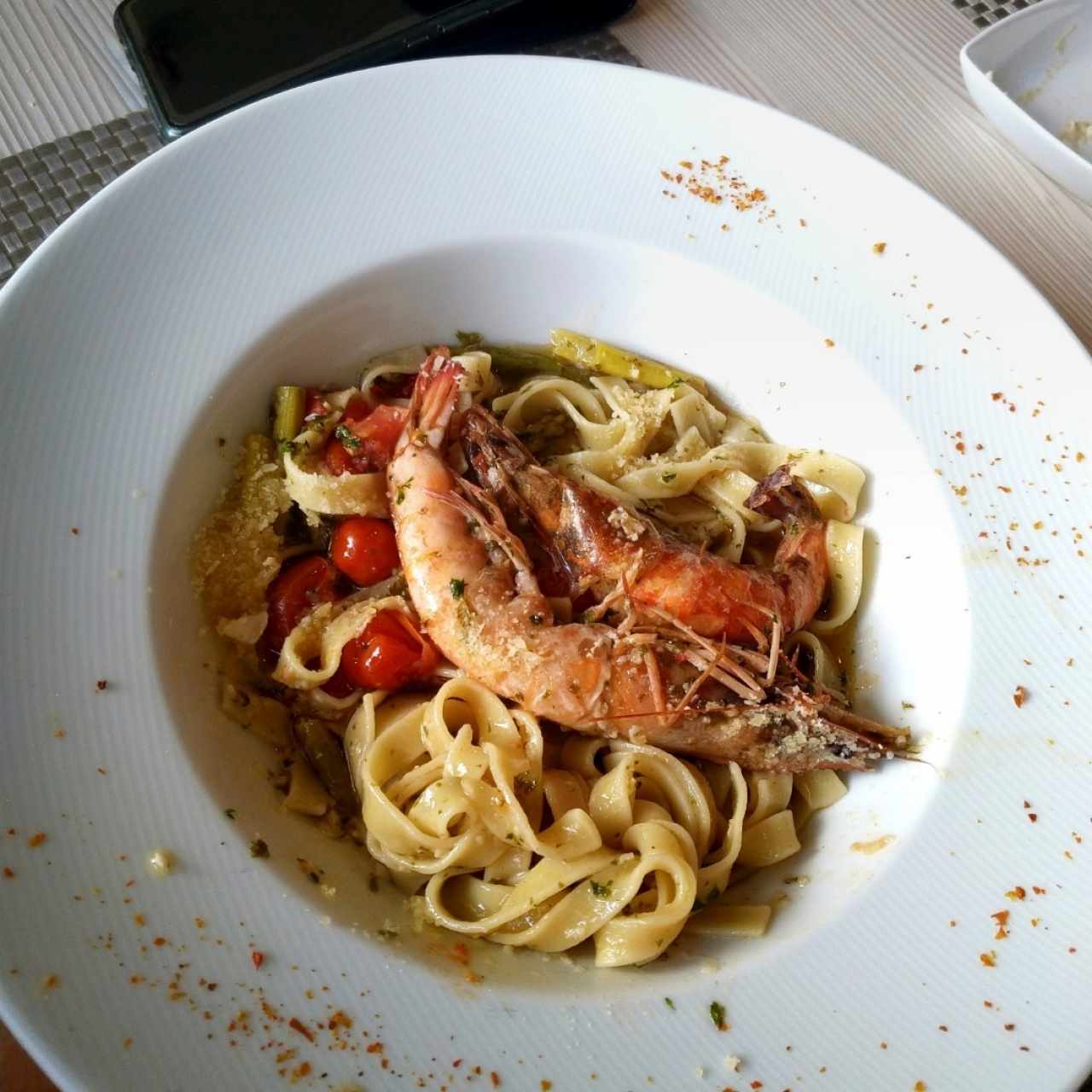 Fetuccini con langostinos, espárragos y tomates cherry al oglio.