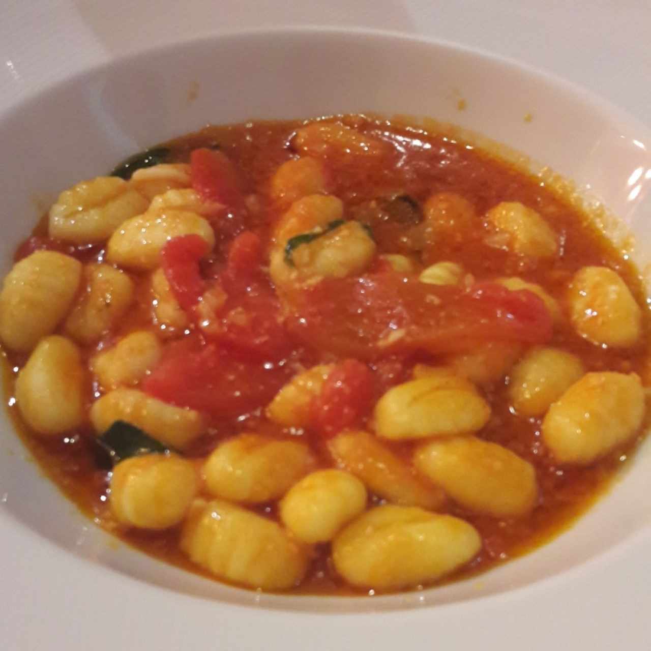 Gnocci con AOVE, tomate y albahaca