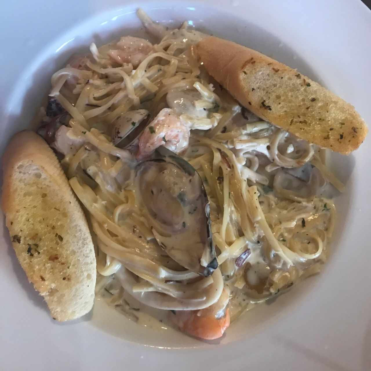 linguini fruti di mari salsa blanca