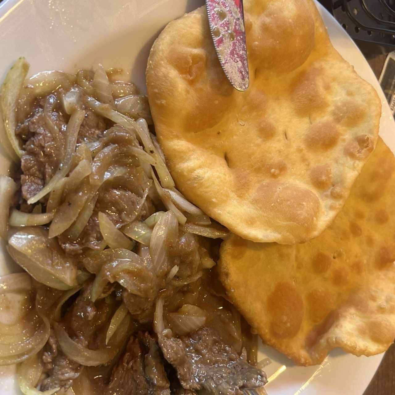Bistec de carne con hojaldras