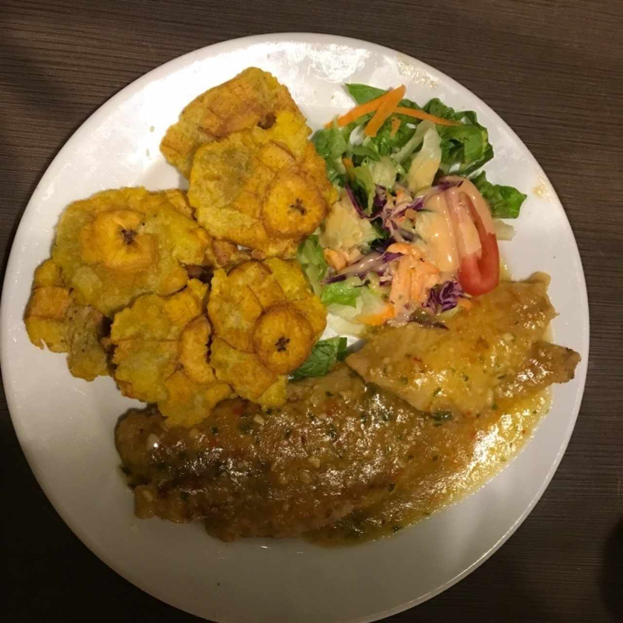 Filete de Corvina al Ajillo con patacones 