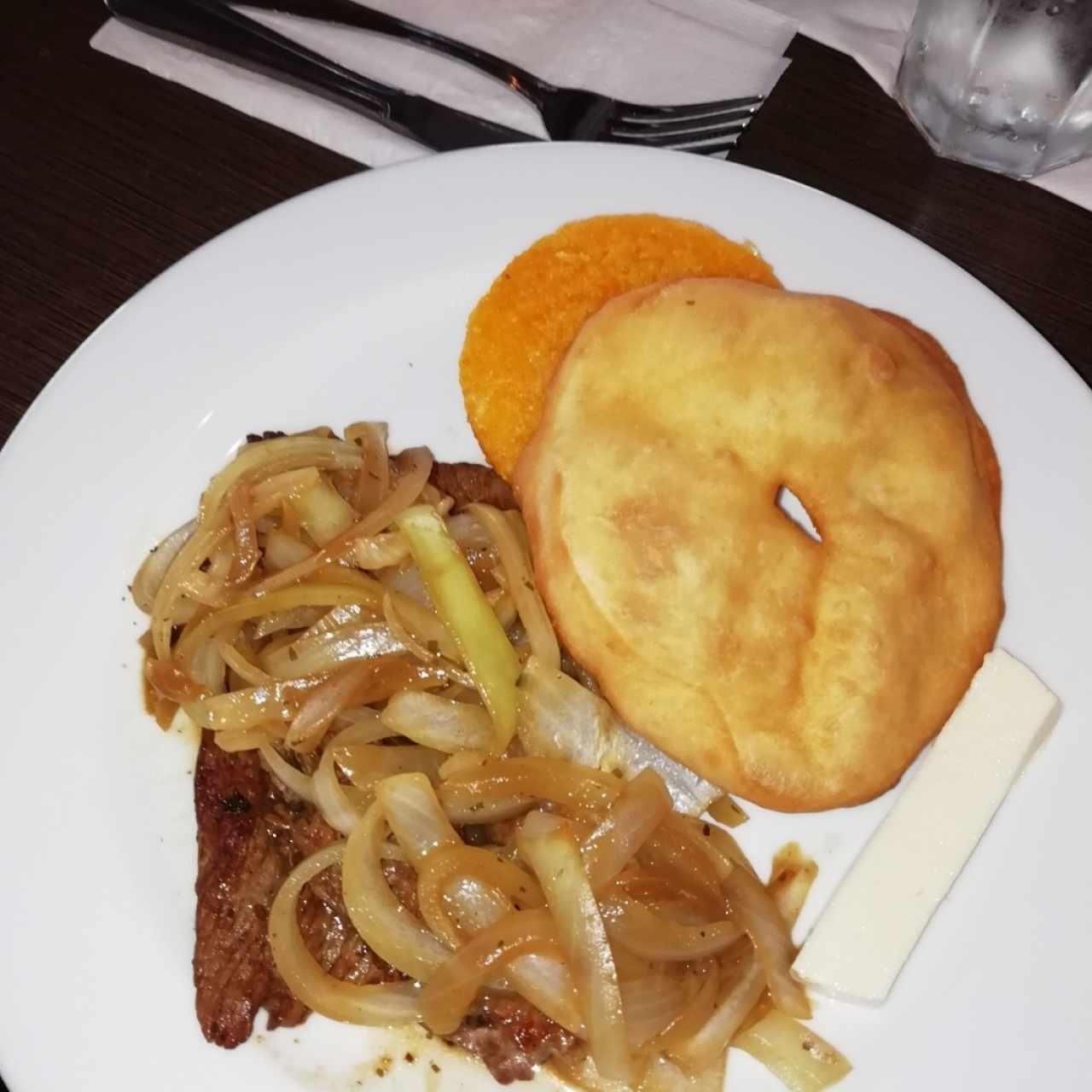 Desayuno Típico, Bistec de carne encebollado